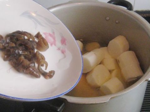海参山药草鸡汤做法大全